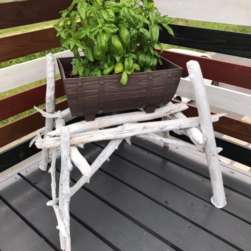 流木で、プランタースタンド。