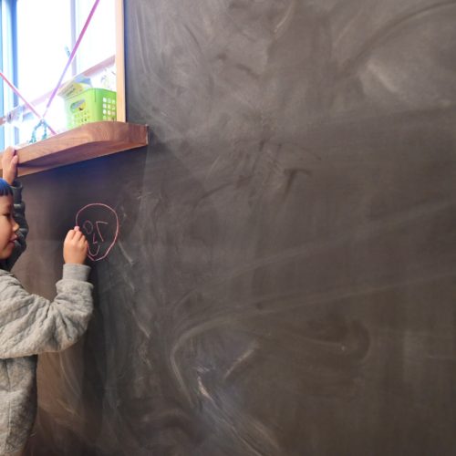 壁は黒板で遊ぶ！育む！
